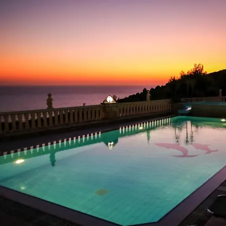 Dom wakacyjny Me Away - Argo's Summer Poolside Retreats